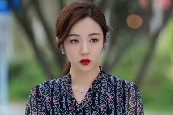 《东八区的先生们》女主许多扮演者是谁?演员王晓晨演艺经历盘点?