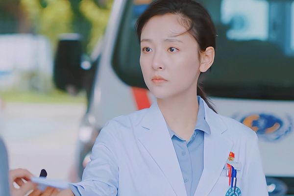《追光者》展颜和父亲关系为什么不好?罗本和展青山有什么渊源?