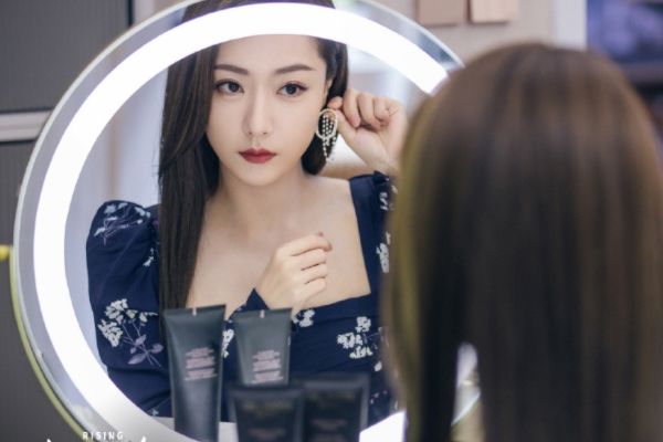 《她们的名字》电视剧故事剧情介绍?男女主金世佳秦海璐作品介绍?